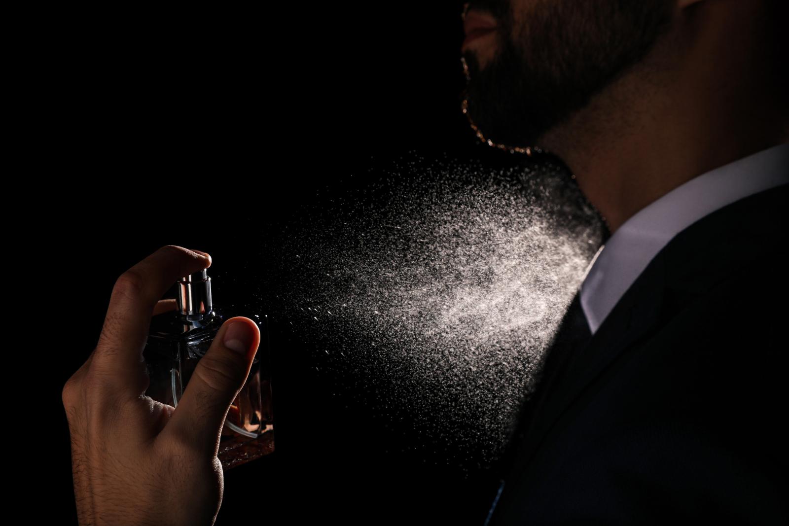 رش العطر على الرقبة.. أين تكمن الخطورة؟ (الرجل)