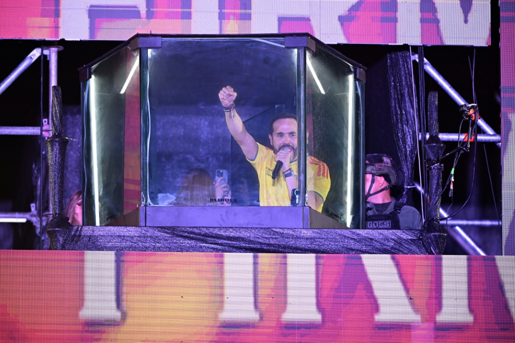أبيلاردو دي لا إسبريا، الرئيس المنتخب لكولومبيا، يخاطب أنصاره من خلف زجاج مضاد للرصاص بعد النتائج الأولية للجولة الثانية من الانتخابات الرئاسية في بارانكويلا بكولومبيا في 21 حزيران/يونيو 2026 (ا ف ب) 