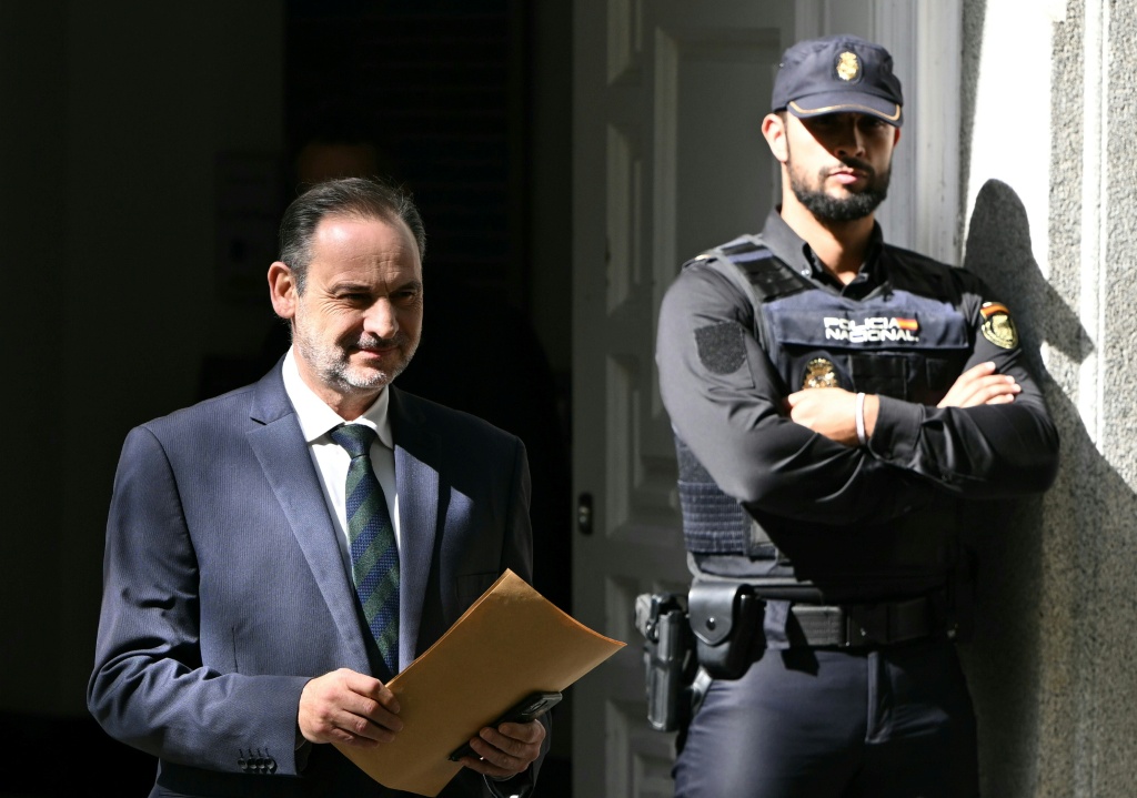 وزير النقل الإسباني السابق خوسيه لويس أبالوس يغادر المحكمة العليا في مدريد في 15 تشرين الاول/أكتوبر 2025 (ا ف ب)