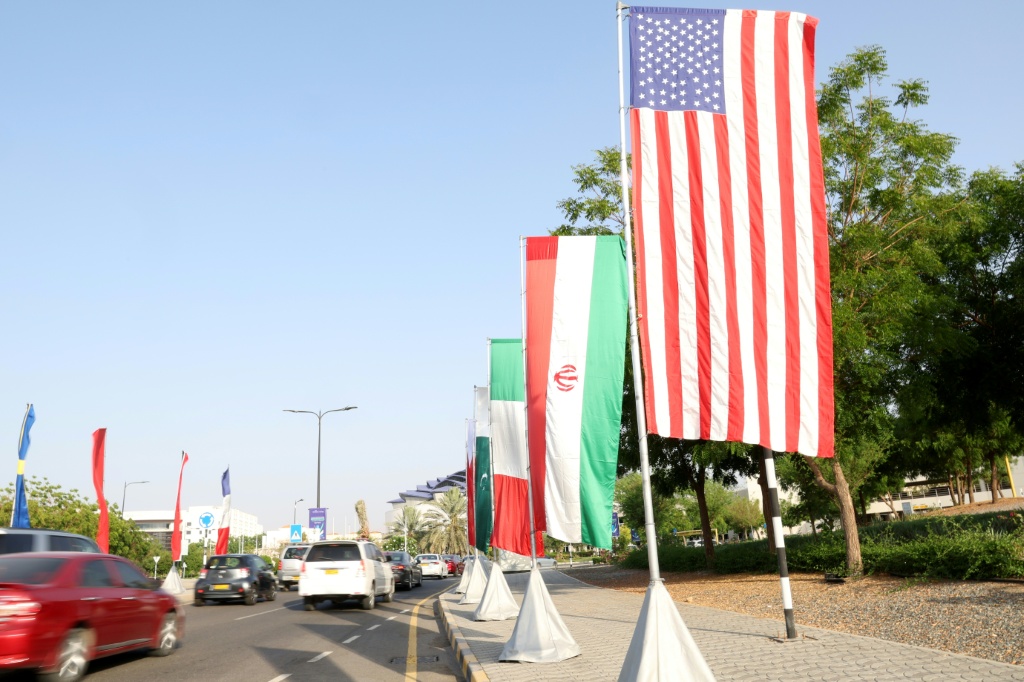 تشير الصحيفة إلى أن طهران استطاعت تحويل إحدى نقاط ضعفها إلى مصدر نفوذ جديد يتمثل في مضيق هرمز، حيث كشفت الحرب قدرة إيران على استخدام المضيق كورقة ضغط إستراتيجية (ا ف ب)