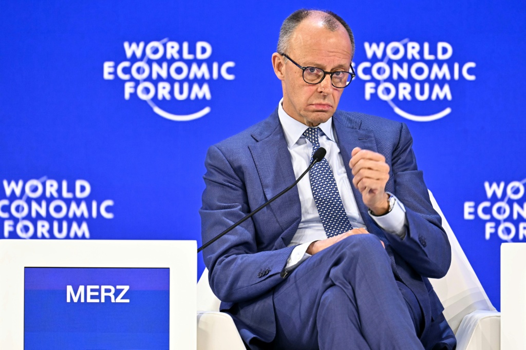 قال ميرتس، في تصريحات له، إن ألمانيا ما زالت بلدا قويا رغم التحديات التي تواجهها، مشددا على أن الحكومة الاتحادية تعمل على معالجة القضايا التي تشغل المواطنين، (ا ف ب)