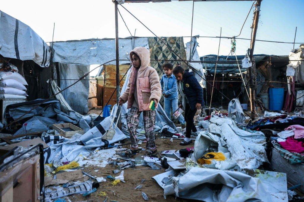 أطفال وسط خيم دمّرها قصف إٍسرائيلي في مدينة خان يونس بجنوب قطاع غزة في الخامس من حزيران/يونيو 2026 (ا ف ب)