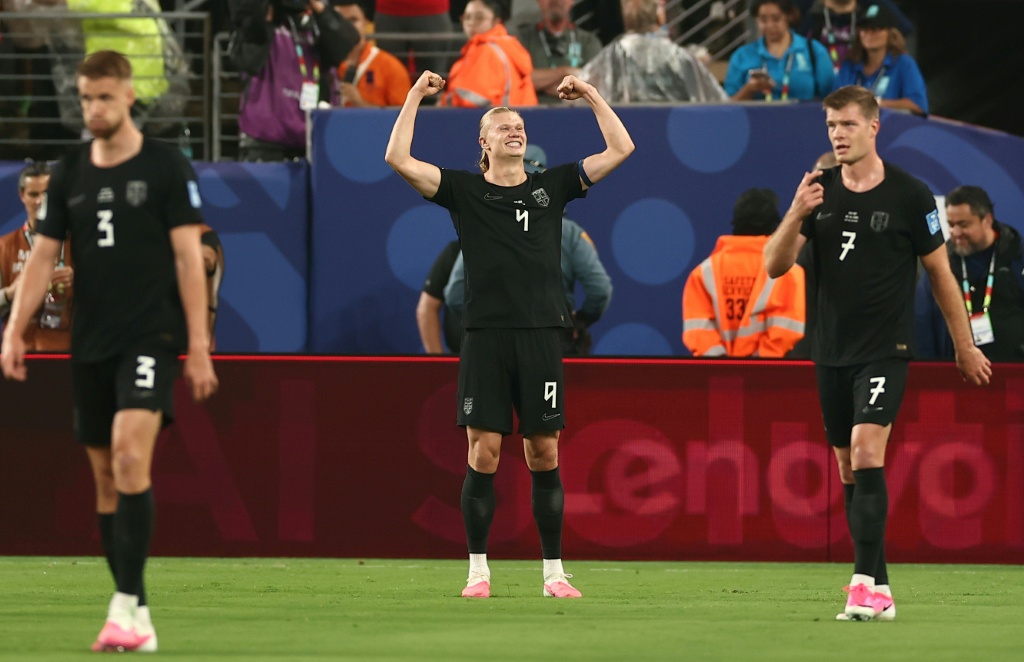 مهاجم النروج إرلينغ هالاند (#9) يحتفل بتسجيله الهدف الثاني لمنتخب بلاده في مرمى السنغال ضمن منافسات المجموعة التاسعة من كأس العالم 2026 لكرة القدم. ملعب ميتلايف في إيست راذرفورد، في نيوجيرزي/نيويورك. في 22 حزيران/يونيو 2026. (ا ف ب)