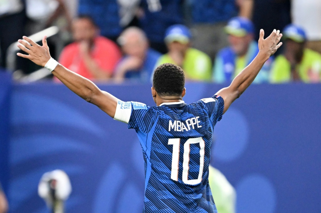 المهاجم الفرنسي كيليان مبابي يحتفل بتسجيله الهدف الثاني في مرمى العراق (3-0) في الجولة الثانية من منافسات المجموعة الأولى لكأس العالم على ملعب فيلادلفيا في فيلادلفيا، في 22 حزيران/يونيو 2026 (ا ف ب)