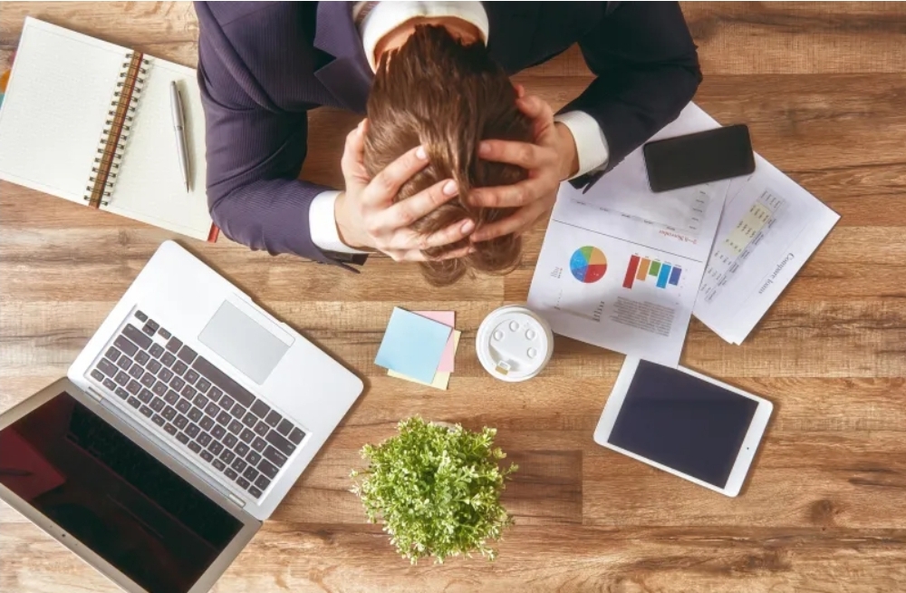 بيئة العمل السامة وساعات الدوام الطويلة.. كيف يتحول العمل إلى تهديد للحياة؟ (الرجل)
