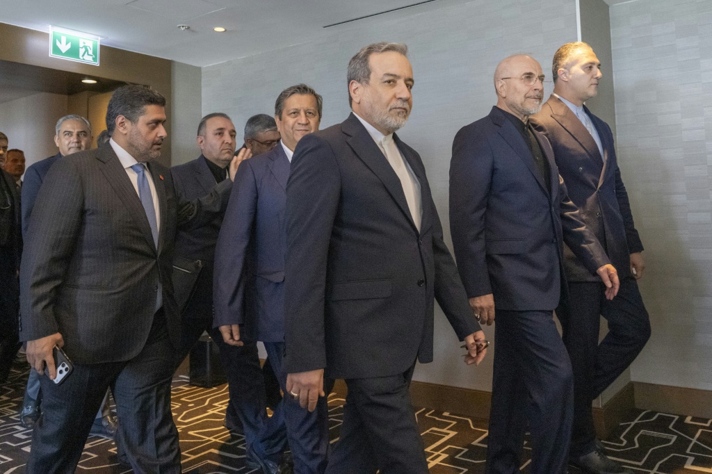 وزير الخارجية الإيراني عباس عراقجي ورئيس البرلمان الإيراني محمد باقر قاليباف لدى وصولهما إلى مجمع فندق بورغنشتوك في سويسرا في 21 حزيران/يونيو 2026 (ا ف ب)