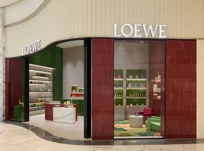 فلسفة عطرية مكسوة بالخزف الخمري: LOEWE تفتتح أول متجر دائم لها في دبي مول (الرجل)