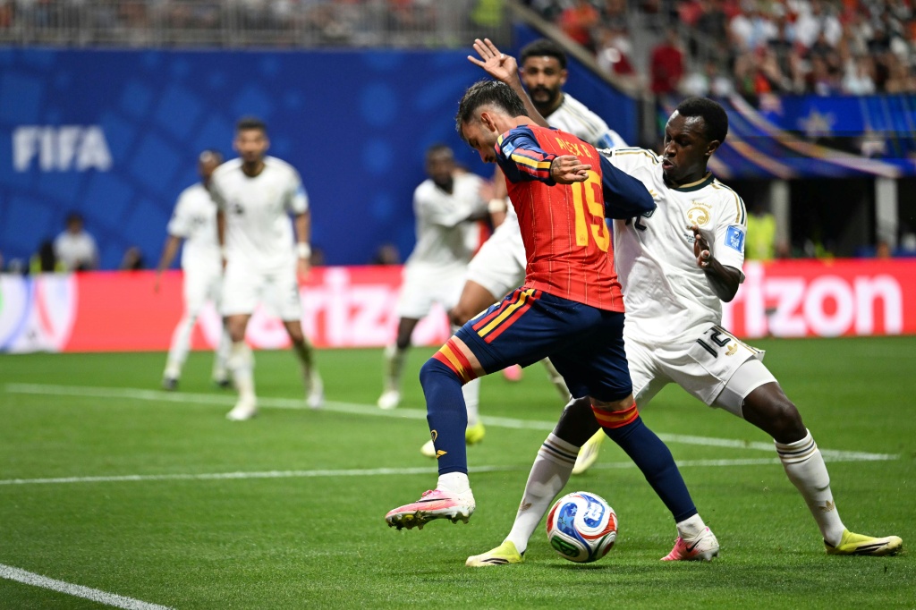 السعودي سعود عبد الحميد (يمين) في مواجهة الإسباني أليكس بايينا خلال لقاء المنتخبين في مونديال 2026 لكرة القدم، أتلانتا، في 21 حزيران/يونيو 2026 (ا ف ب)