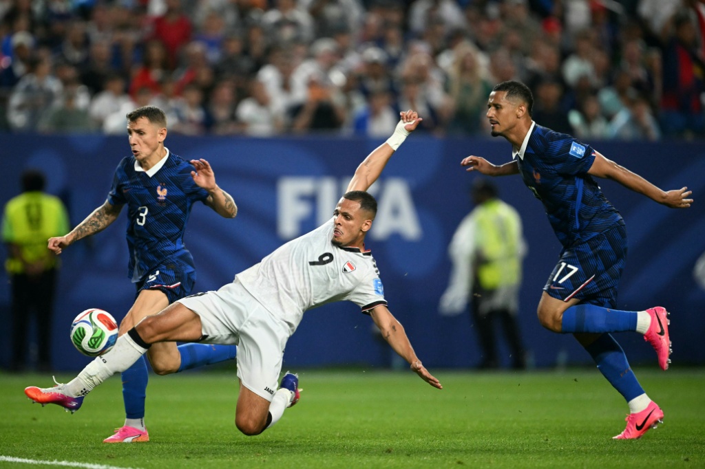 مهاجم المنتخب العراقي علي الحمادي (وسط) يتنافس نع المدافعين الفرنسيين لوكا دينيي (يسار) ووليام صليبا على الكرة خلال مباراة المنتخبين في الجولة الثانية من منافسات المجموعة التاسعة في كأس العالم على ملعب فيلادلفيا في فيلادلفيا في 22 حزيران/يونيو 2026 (ا ف ب)