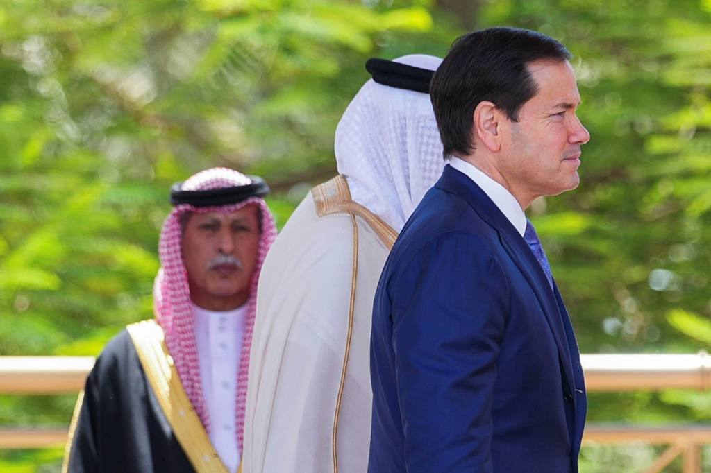 وزير الخارجية الأمريكي ماركو روبيو يصل لعقد اجتماع مع ملك البحرين في قصر الصخير في 25 حزيران/يونيو 2026 (ا ف ب)
