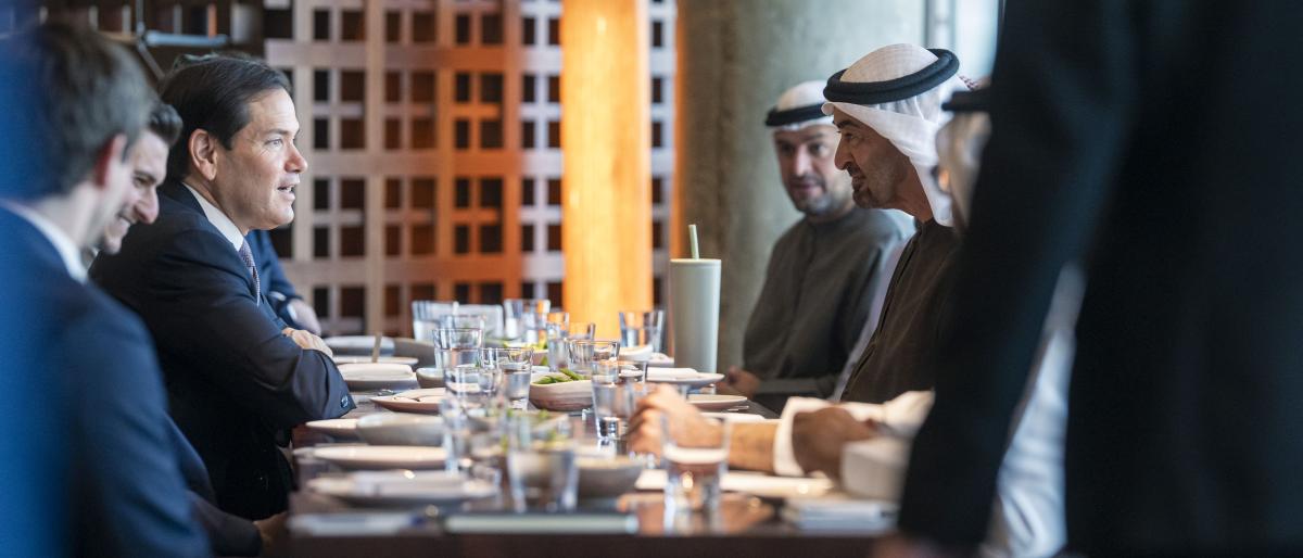 تطرق اللقاء إلى عدد من القضايا والموضوعات الإقليمية والدولية محل الاهتمام المشترك، وفي مقدمتها التطورات التي تشهدها منطقة الشرق الأوسط والجهود المبذولة بشأنها، وأهمية العمل على ترسيخ أسباب الأمن والاستقرار والسلام المستدام في المنطقة (الخليج اون لاين)