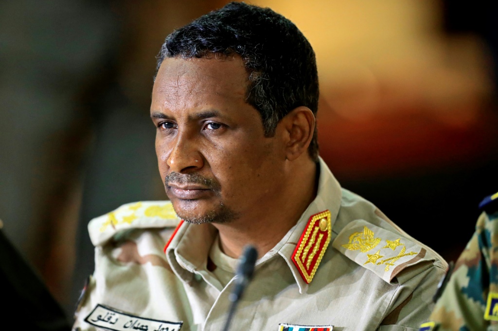 قائد قوات الدعم السريع محمد حمدان دقلو الملقب "حميدتي" في 8 حزيران/يونيو 2022 في الخرطوم (ا ف ب)