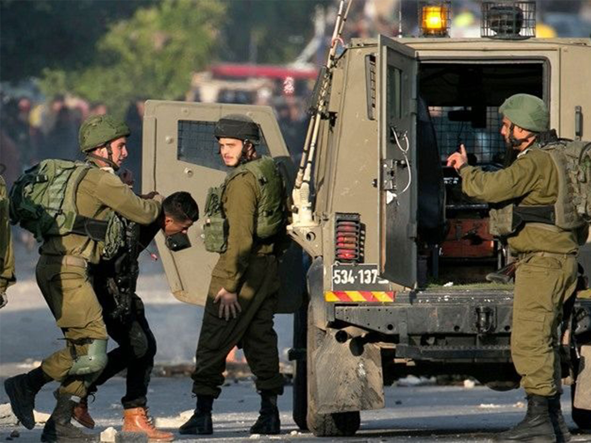 في شمال القدس المحتلة، اعتقلت قوات الاحتلال الطفل يوسف عراعرة عقب اعتداء مستعمر عليه وعلى والده قرب تجمع العراعرة البدوي (قنا)