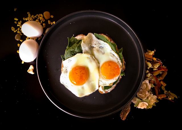 جدل غذائي حول البيض.. فوائد كبيرة مقابل ضرورة الحذر في الاستهلاك (أونسبلاش)