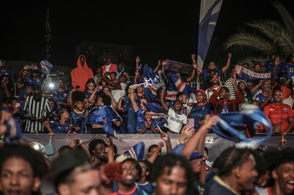 مشجعو الرأس الأخضر يحتفلون بتأهل منتخب بلادهم إلى دور الـ32 في كأس العالم 2026 لكرة القدم. برايا، في 27 حزيران/يونيو 2026. (ا ف ب)