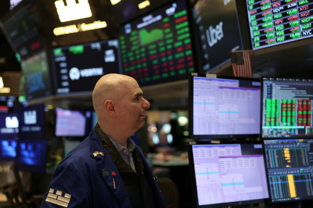 هبط ​المؤشر ستاندرد اند بورز 500 بنحو 19.81 نقطة، أو &zwnj;0.27 بالمئة، إلى 7337.68 نقطة (ا ف ب)