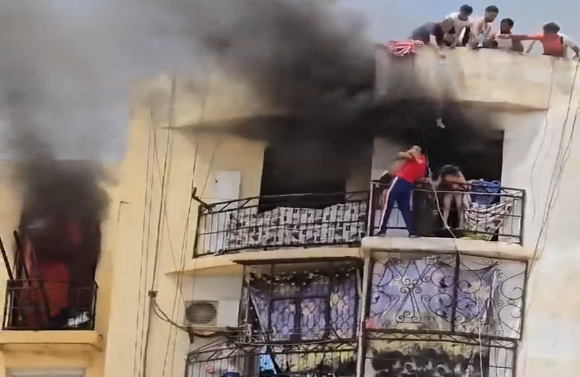 بعد إنقاذه لطفلين في حريق.. (أحمد بن بلة) يقدم عرضا لتوظيف الشاب الجزائري البطل (وسائل إعلام جزائرية)