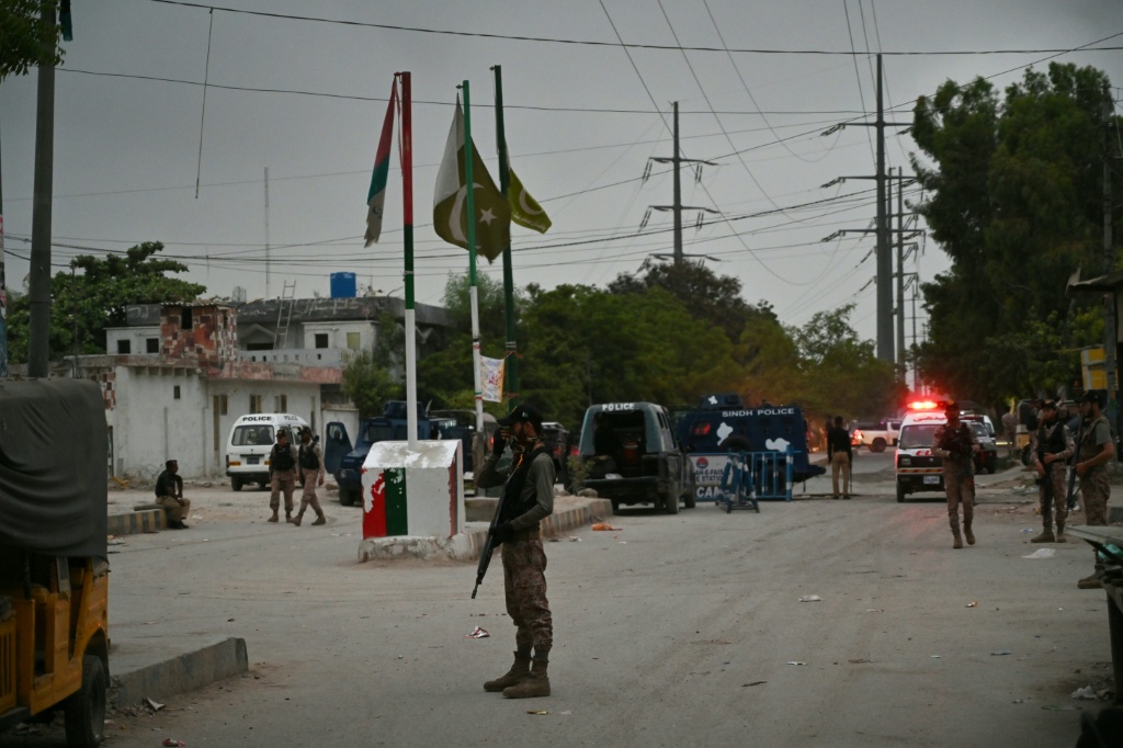 عناصر من وحدة أمنية ينتشرون بعد هجوم على مجمع لقوة الرينجرز في كراتشي في 28 حزيران/يونيو 2026 (ا ف ب)