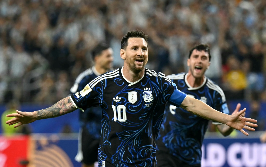الأرجنتيني ليونيل ميسي يحتفل بهدفه في مرمى الأردن ضمن نهائيات كأس العالم لكرة القدم 2026، دالاس، في 27 حزيران/يونيو 2026 (ا ف ب)