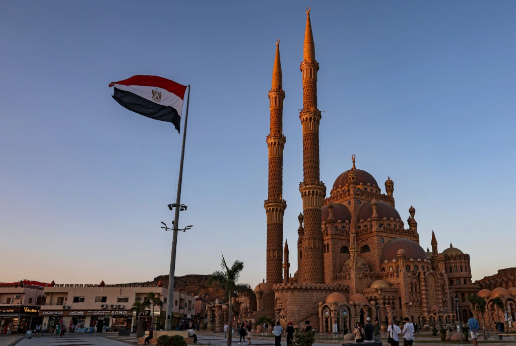 أكدت وزارة الخارجية المصرية، في بيان، تضامنها الكامل مع الكويت والبحرين، ودعمها التام لجميع الإجراءات التي تتخذانها للحفاظ على أمنهما واستقرارهما، (ا ف ب)
