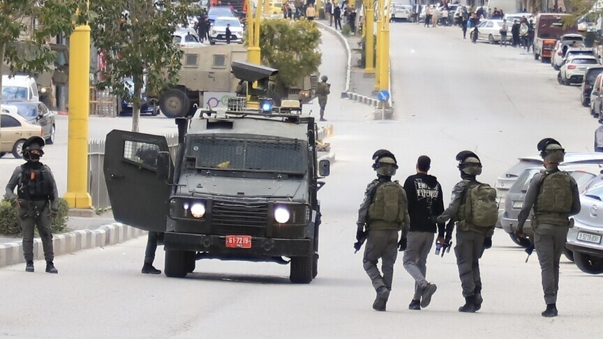 قالت مصادر محلية، إن قوات الاحتلال الإسرائيلي اقتحمت قرية الرشايدة شرقي بيت لحم (جنوب)، وداهمت عددا من منازل الفلسطينيين قبل أن تعتقل امرأتين (الاناضول)