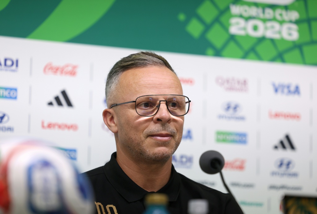 مدرب المنتخب المغربي محمد وهبي يتحدث خلال مؤتمر صحافي في مونتيري عشية مواجهة هولندا في دور الـ32 لكاس العالم في أميركا الشمالية في 28 حزيران/يونيو 2026 (ا ف ب)