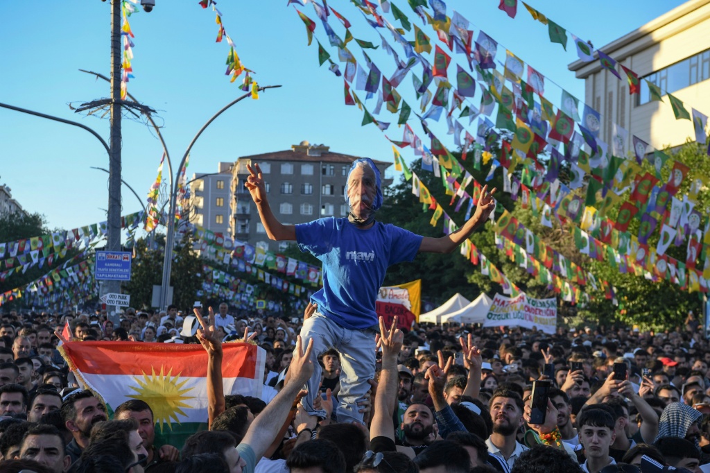 تظاهرة في دياربكر للمطالبة بخروج مؤسس حزب العمال الكردستاني عبدالله أوجلان من الحبس في 28 حزيران/يونيو 2026 (ا ف ب)