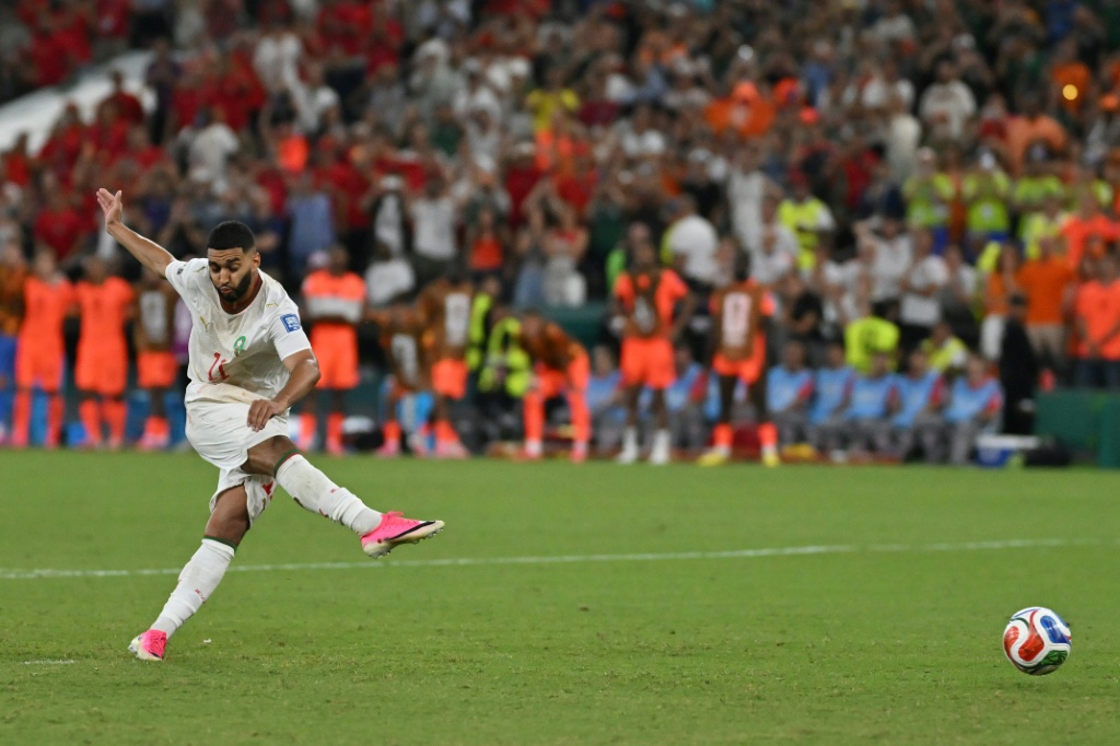 مهاجم المغرب اسماعيل صيباري لحظة تسديده ركلة الجزاء الترجيحية الحاسمة في مرمى هولندا في دور الـ32 لمونديال أميركا الجنوبية في مونتيري في 29 حزيران/يونيو 2026 (ا ف ب)