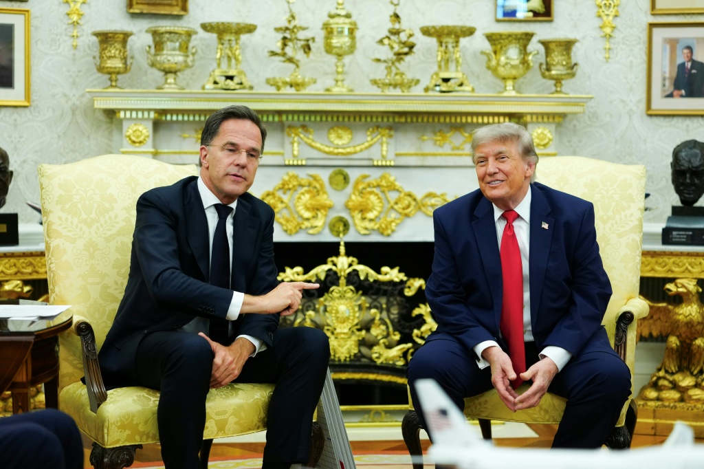 الرئيس الأميركي دونالد ترامب (يمين) يستقبل الأمين العام للحلف الأطلسي مارك روته في البيت الأبيض في 24 حزيران/يونيو 2026 (ا ف ب)