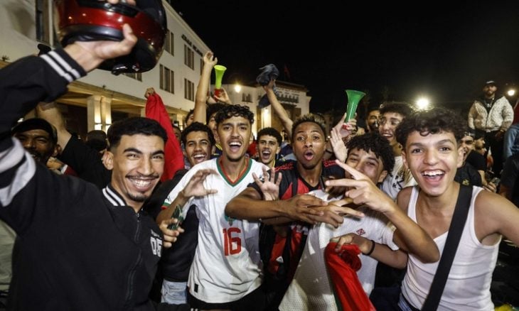 جماهير المغرب تعبر عن فرحة عارمة في شوارع الرباط (أ ف ب)