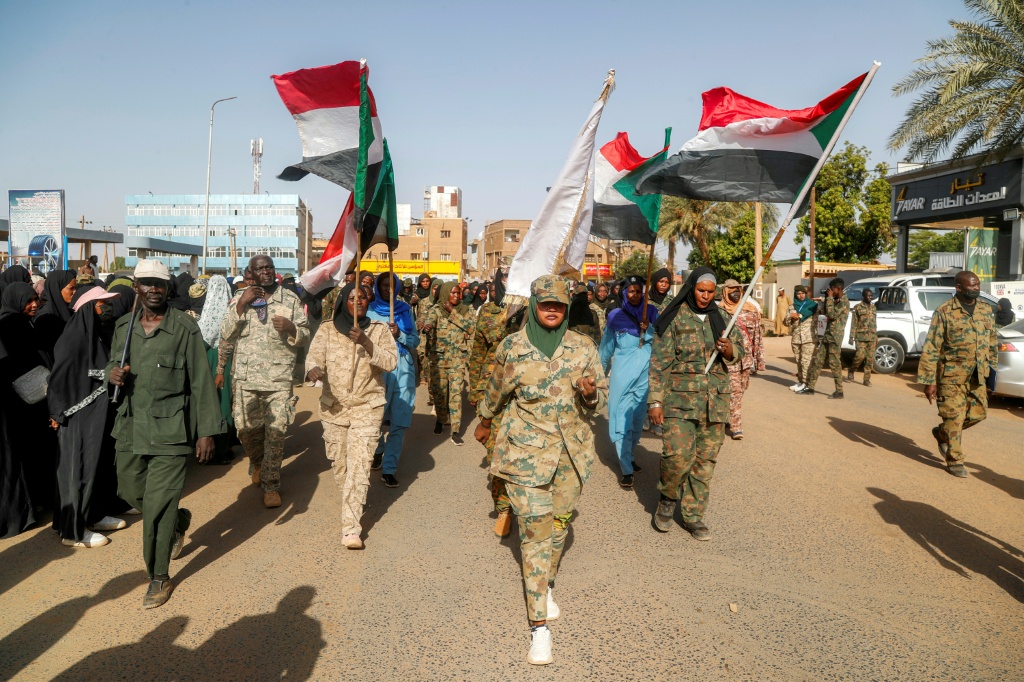 عناصر من قوات متحالفة مع الجيش السوداني يشاركون في مسيرة تأييد للجيش في ام درمان، في 30 حزيران/يونيو 2026 (ا ف ب)