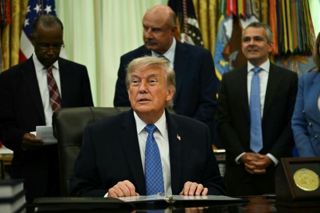 صورة مؤرخة في 26 حزيران/يونيو 2026 لدونالد ترامب في المكتب البيضوي في البيت الأبيض في واشنطن (ا ف ب)