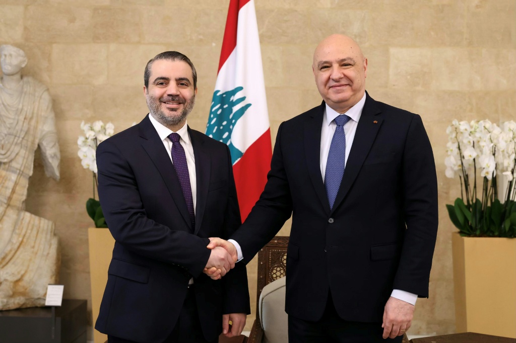 صورة موزعة للرئاسة اللبنانية تجمع الرئيس اللبناني جوازف عون ووزير الخارجية السوري أسعد الشيباني في قصر بعبدا في 2 تموز/يوليو 2026 (ا ف ب)