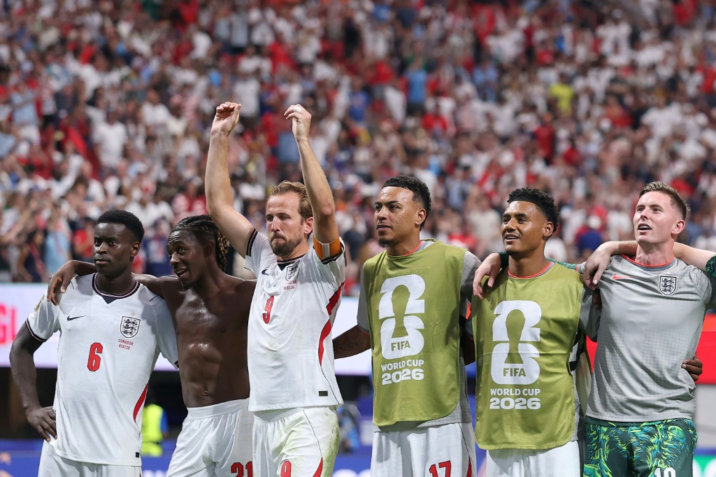 هاري كاين (رقم 9) يحتفل مع زملائه بعد تأهل إنكلترا إلى ثمن نهائي مونديال 2026. اتلانتا، جورجيا، في الأول من تموز/يوليو 2026 (ا ف ب)