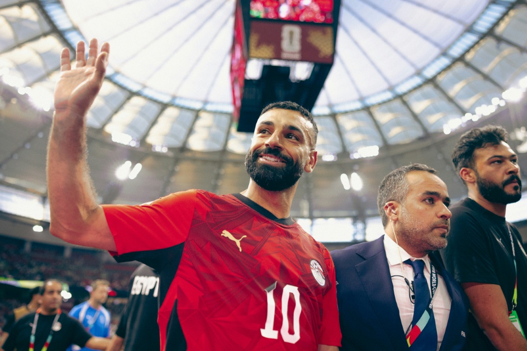 محمد صلاح قائد منتخب مصر يحيي الجمهور بعد الفوز على نيوزيلندا في نهائيات كأس العالم 2026 لكرة القدم، فانكوفر، في 21 حزيران/يونيو 2026 (ا ف ب)