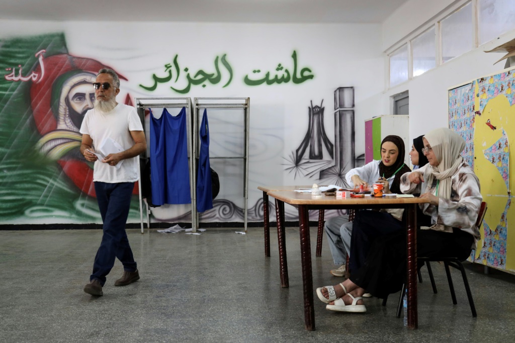 أعضاء في هيئة مراقبة الانتخابات في الجزائر العاصمة بينما يستعدون للإدلاء بصوته خلال انتخابات البرلمان في العاصمة الجزائر في 2 يوليو/يوليو 2026 (ا ف ب)