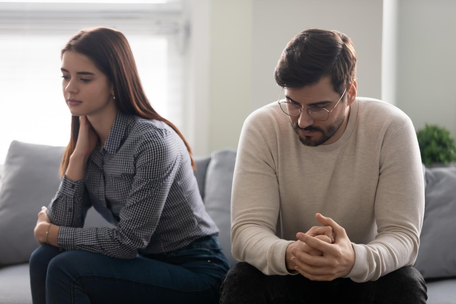 متلازمة المحتال في العلاقة.. حين تشكّ في جدارتك بالحب (الرجل)