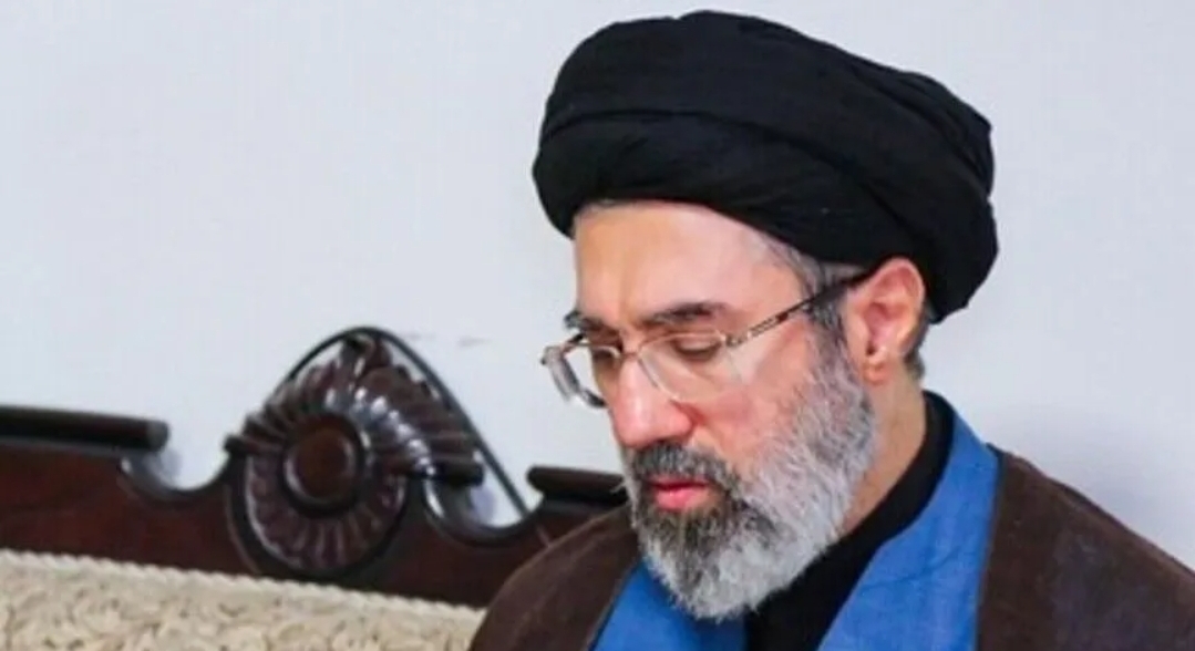 مسؤول إيراني: مجتبى خامنئي قد لا يشارك بمراسم تشييع أبيه لأسباب أمنية (الأناضول)