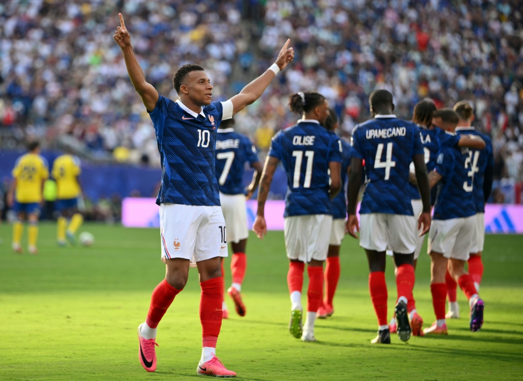 المهاجم الفرنسي كيليان مبابي يحتفل بتسجيل الهدف الثالث لمنتخب بلاده في مرمى السويد (3-0) في دور الـ32 من كأس العالم في أميركا الشمالية على ملعب نيويورك/نيوجيرسي في إيست راذرفورد في 30 حزيران/يونيو 2026 (ا ف ب)