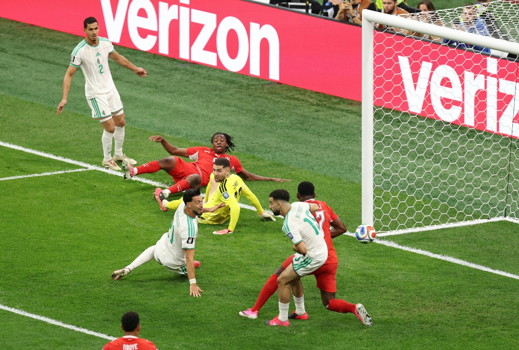 بريل إيمبولو يسجل هدفا لسويسرا أمام الجزائر في دور الـ32 من نهائيات كأس العالم 2026 لكرة القدم، فانكوفر، في 2 تموز/يوليو 2026 (ا ف ب)