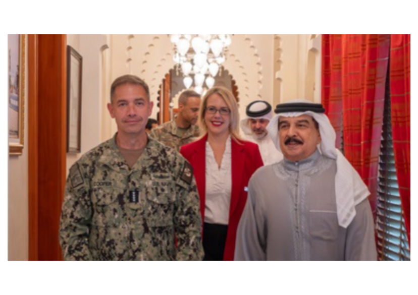  العاهل البحريني الملك حمد بن عيسى مع الفريق أول بحري تشارلز برادفورد كوبر، قائد القيادة المركزية الأميركية (بنا)