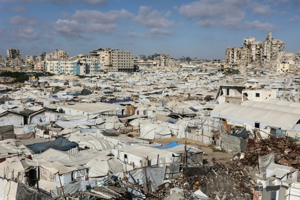 خيام تؤوي نازحين فلسطينيين وسط أنقاض المباني قرب مخيم الشاطئ للاجئين غرب مدينة غزة في الأول من تموز/يوليو 2026 (ا ف ب)