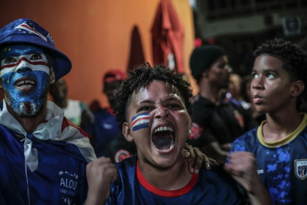 مشجعو الرأس الأخضر يحتفلون بهدفهم الأول في مرمى الأرجنتين (ا ف ب)