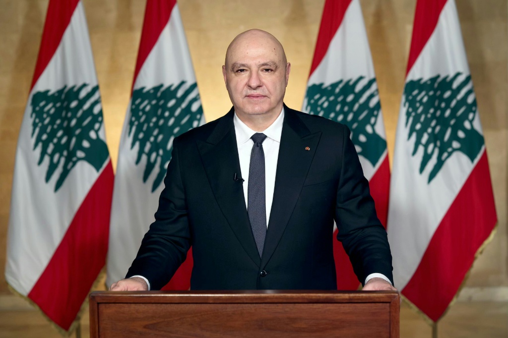 عون يدعو الولايات المتحدة إلى الاستمرار في الوقوف إلى جانب لبنان