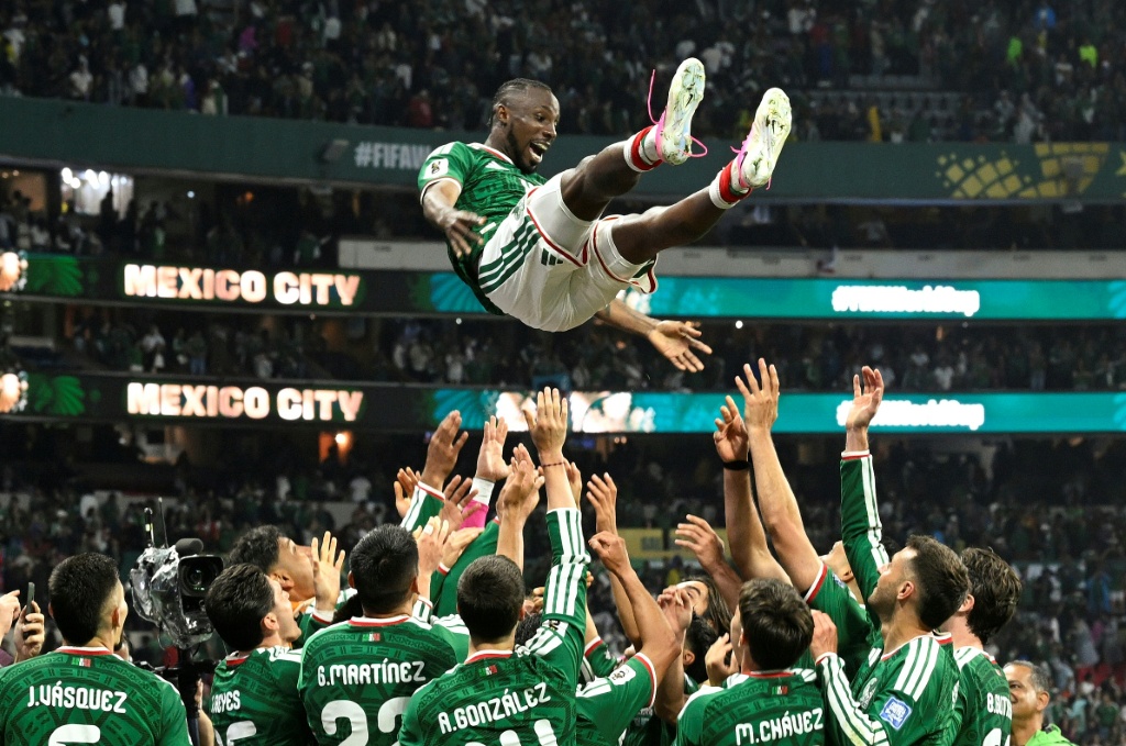 لاعبو منتخب المكسكي يحتفلون بعد الفوز على الإكوادور في دور الـ32 من كأس العالم 2026 لكرة القدم. ملعب مكسيكو سيتي. مكسيكو سيتي، في 30 حزيران/يونيو 2026. (ا ف ب)