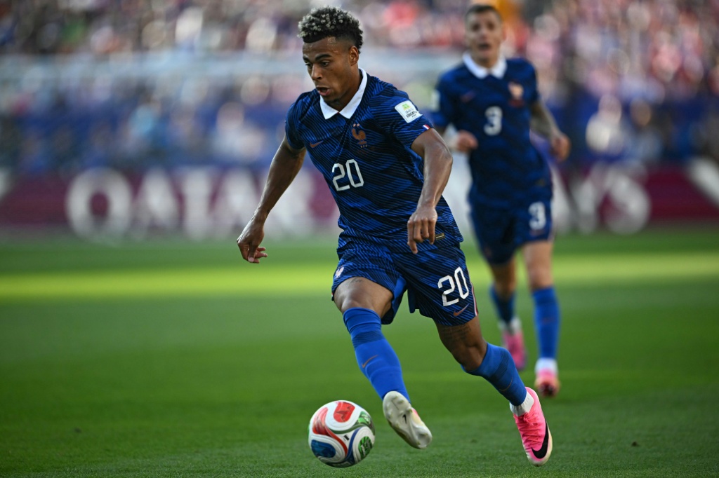 مهاجم منتخب فرنسا ديزيريه دويه (#20) ينطلق بالكرة في مواجهة الباراغواي ضمن دور الـ16 من كأس العالم 2026 لكرة القدم. ملعب فيلادلفيا، فيلادلفيا، في 4 تموز/يوليو 2026. (ا ف ب)