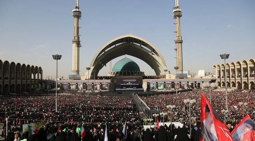 مئات الآلاف يشاركون في مراسم تشييع علي خامنئي بطهران (الأناضول)