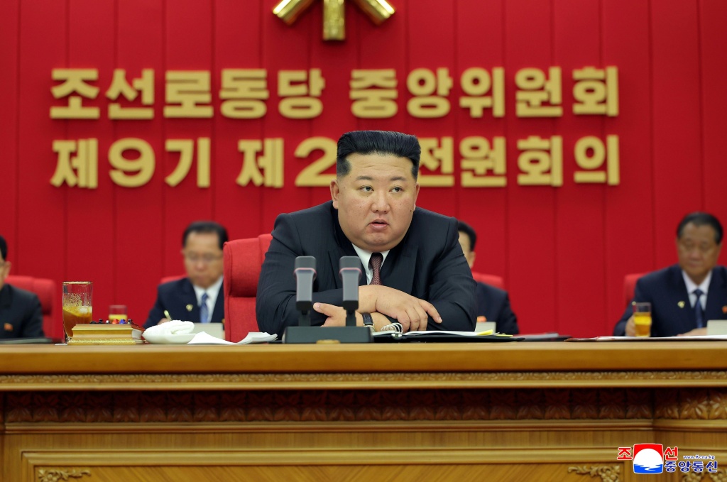 صورة نشرتها وكالة الأنباء المركزية الكورية (KCNA) الرسمية في كوريا الشمالية بتاريخ 23 حزيران/يونيو 2026 تظهر الزعيم الكوري الشمالي كيم جونغ أون يتحدث خلال الاجتماع العام الثاني للجنة المركزية التاسعة لحزب العمال الكوري في مقاطعة بيونغان الشمالية (ا ف ب)