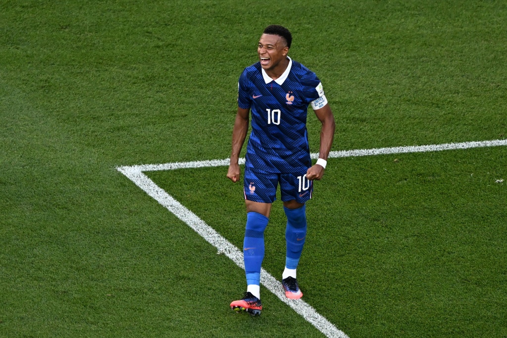 كيليان مبابي يحتفل بتسجيله هدف الفوز لفرنسا على الباراغواي (1-0) في ثمن نهائي كأس العالم في فيلادلفيا السبت في 4 تموز/يوليو 2026 (ا ف ب)