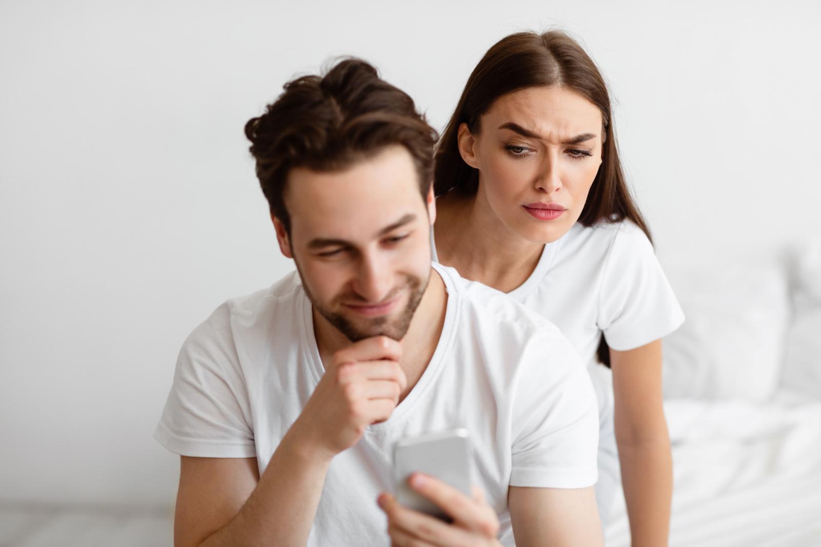 الغيرة من الماضي.. أسبابها وكيفية التعامل معها بتوازن (الرجل)
